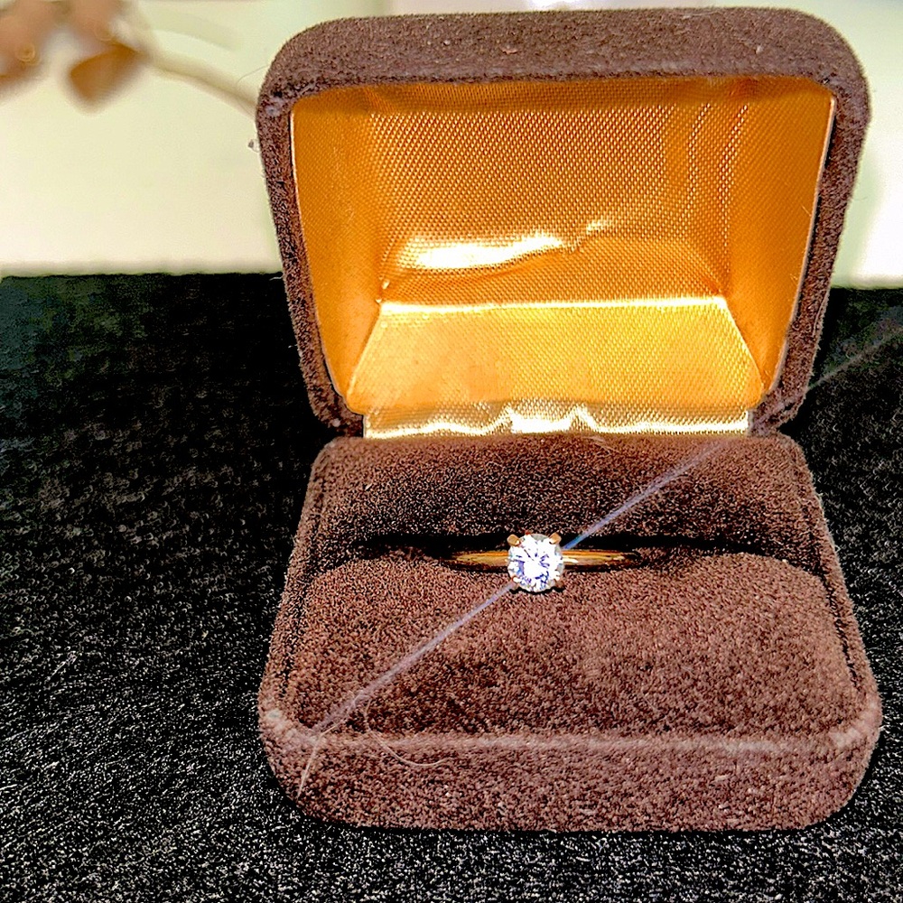 14 kt gold filled 1 kt cz ring size 6. Never worn.